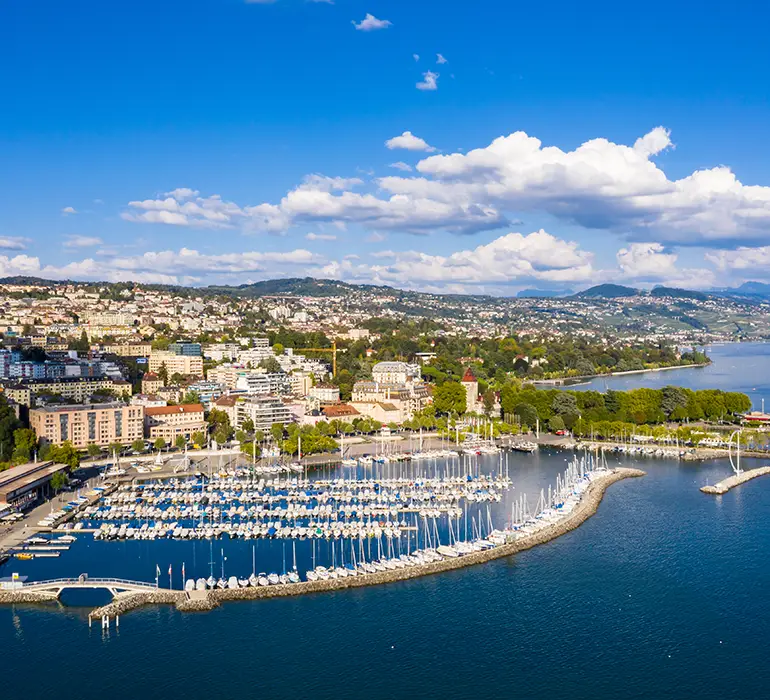 Vue aérienne de Lausanne avec son port de plaisance et les rives du lac Léman – Homewell Immobilier
