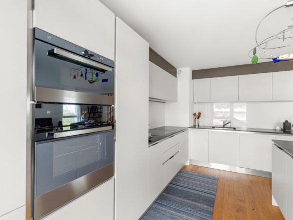 Four encastré moderne dans une cuisine design aux lignes épurées et rangements intégrés