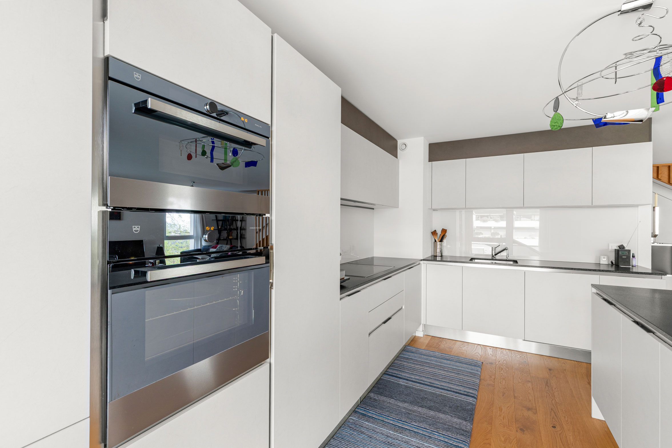 Four encastré moderne dans une cuisine design aux lignes épurées et rangements intégrés