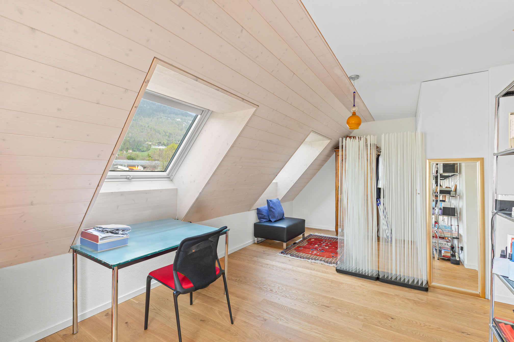 Bureau avec fenêtre en chien-assis et vue sur les montagnes environnantes