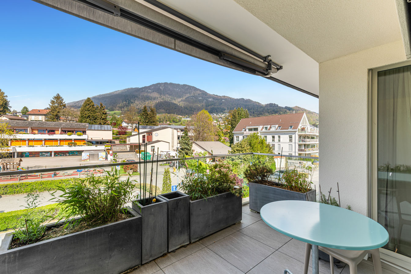 Balcon avec mobilier extérieur et vue panoramique sur les montagnes