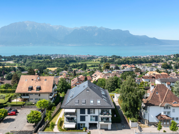 Vue aérienne de St-Légier avec lac Léman et montagnes en arrière-plan