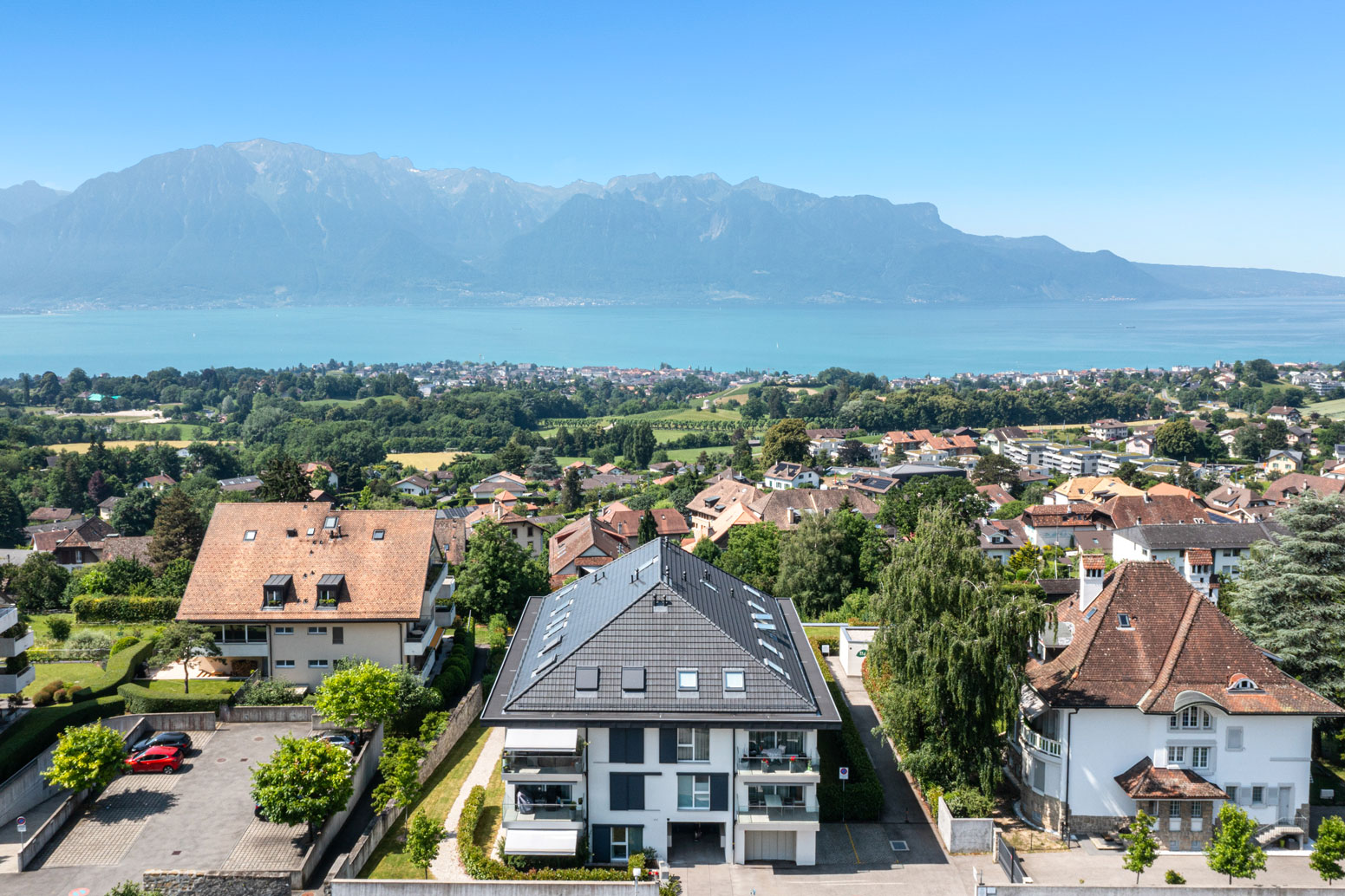 Vue aérienne de St-Légier avec lac Léman et montagnes en arrière-plan
