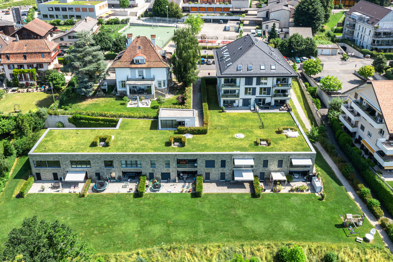 Ensemble résidentiel moderne avec toiture végétalisée et grands jardins privatifs