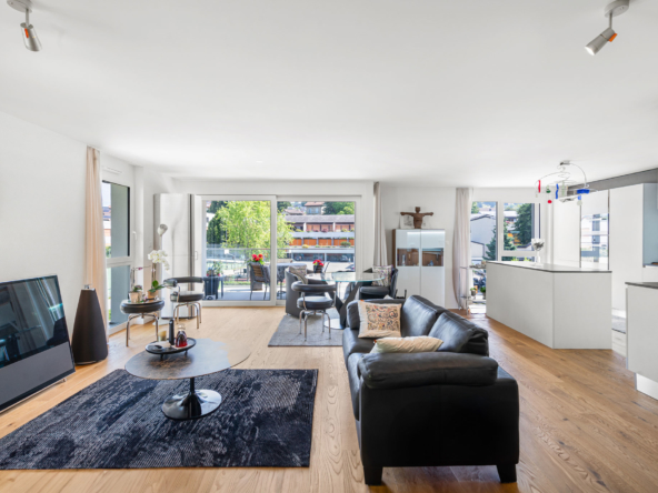 Salon ouvert sur salle à manger et cuisine, avec accès direct à la terrasse