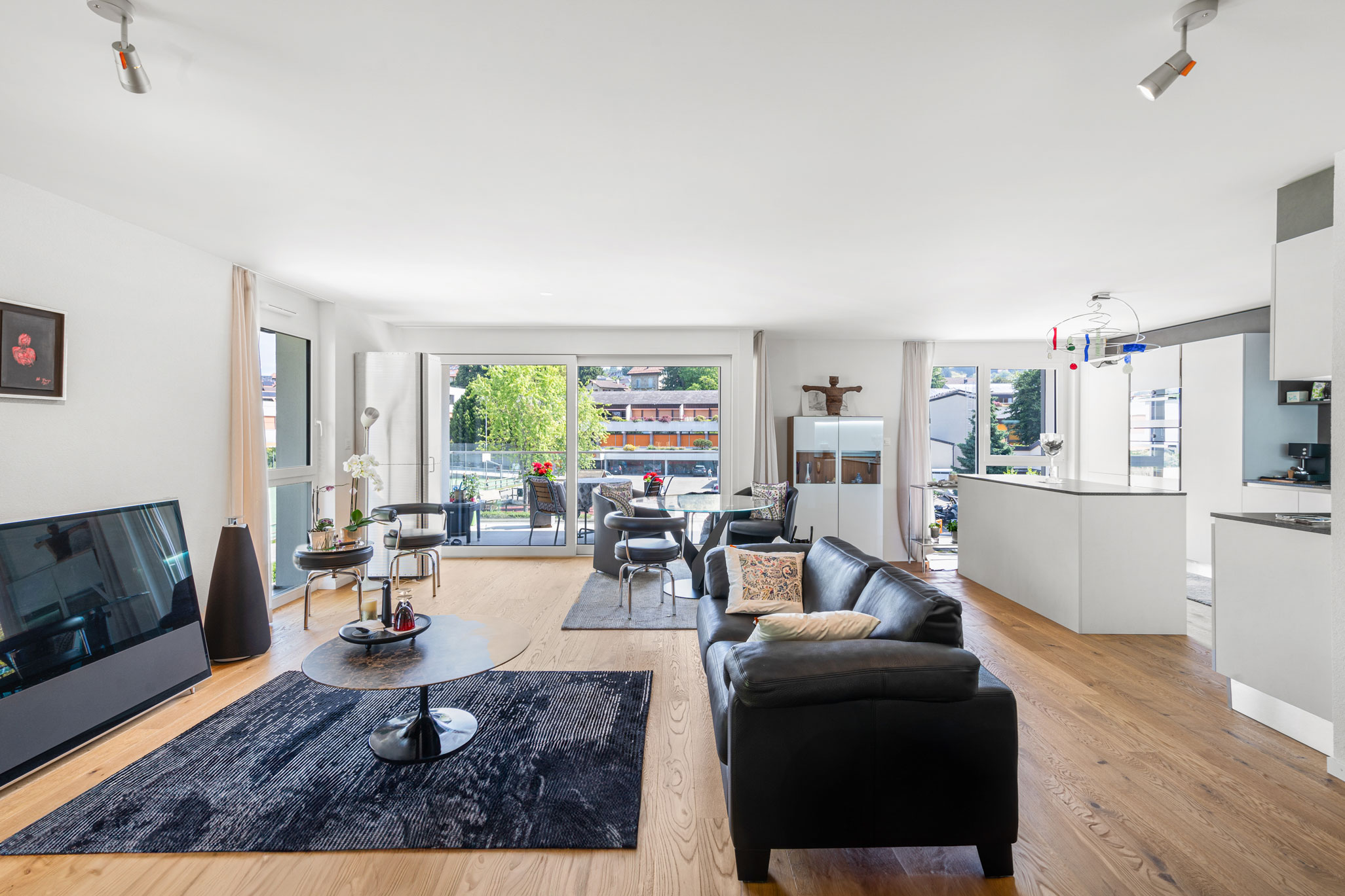 Salon ouvert sur salle à manger et cuisine, avec accès direct à la terrasse