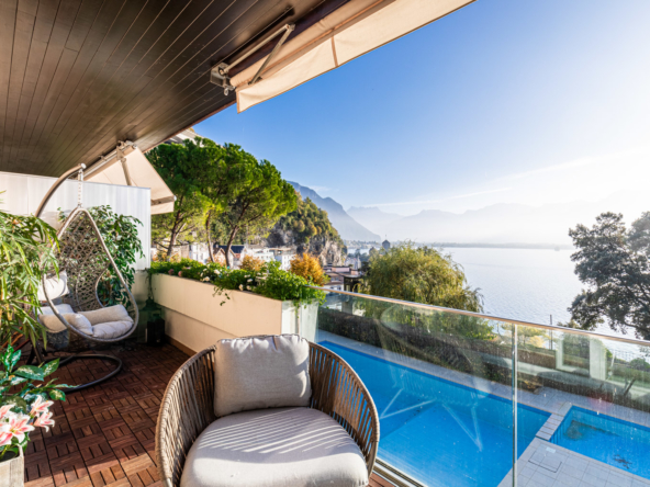 Balcon avec vue spectaculaire sur le lac