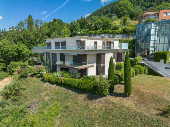 Façade contemporaine d’un immeuble résidentiel entouré de nature à Montreux