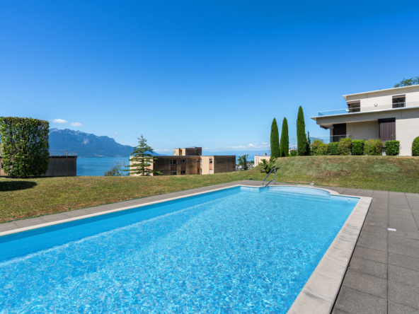 Piscine extérieure avec vue sur le lac Léman et les montagnes depuis une résidence à Montreux