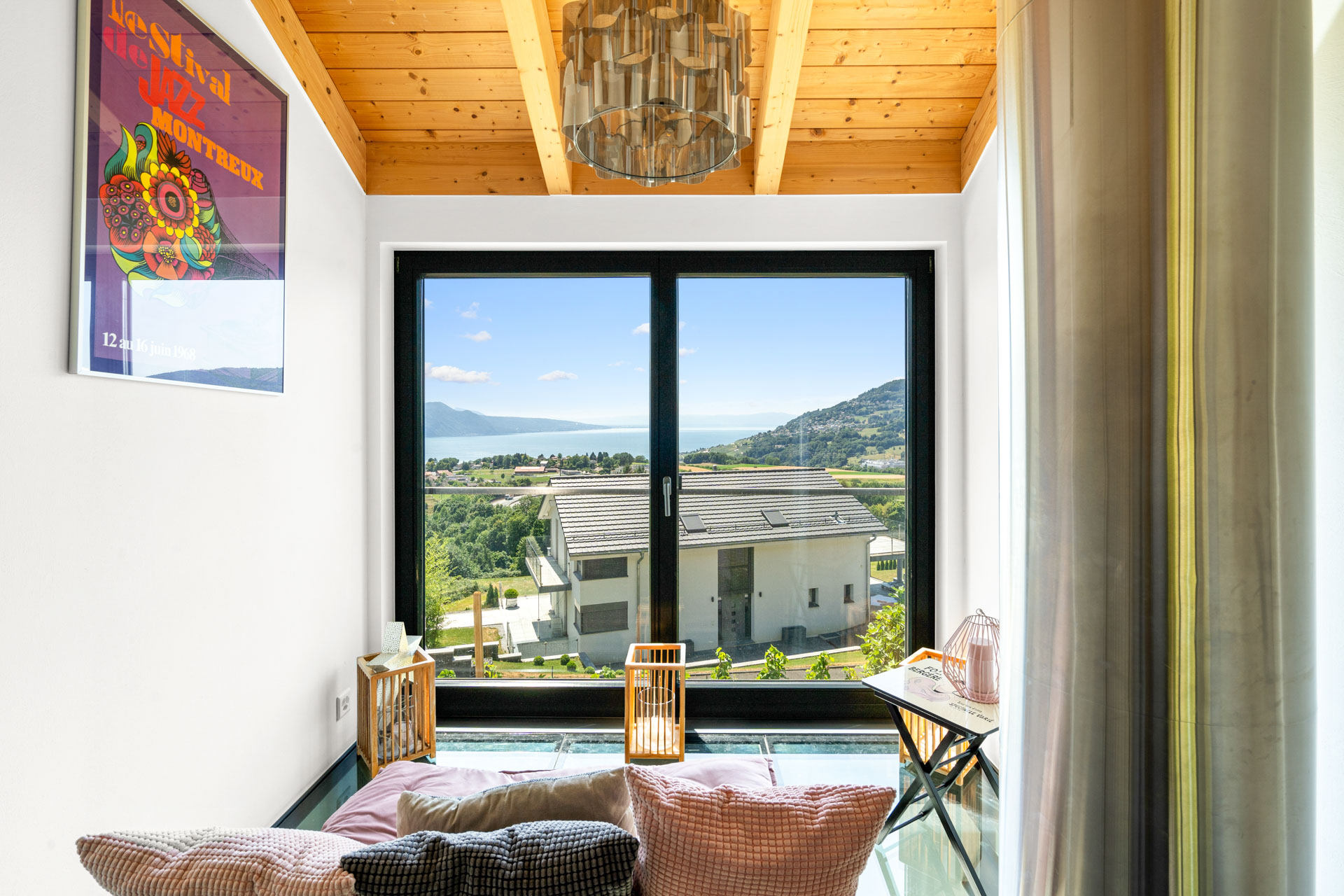Coin lecture cosy avec coussins et vue dégagée sur le lac Léman à St-Légier