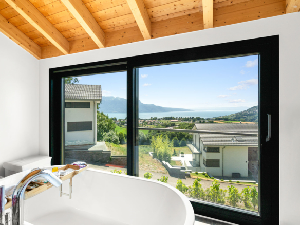 Vue rapprochée depuis la baignoire sur le lac Léman et les toits des villas voisines à St-Légier