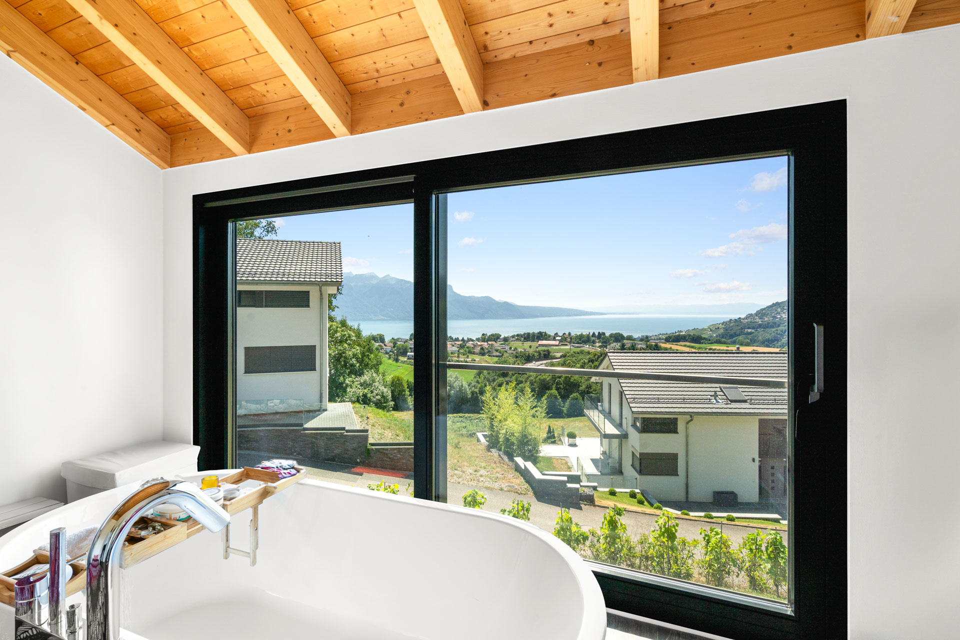 Vue rapprochée depuis la baignoire sur le lac Léman et les toits des villas voisines à St-Légier