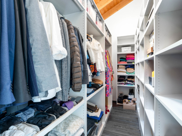 Dressing spacieux et aménagé avec nombreux rangements sous plafond cathédrale à St-Légier
