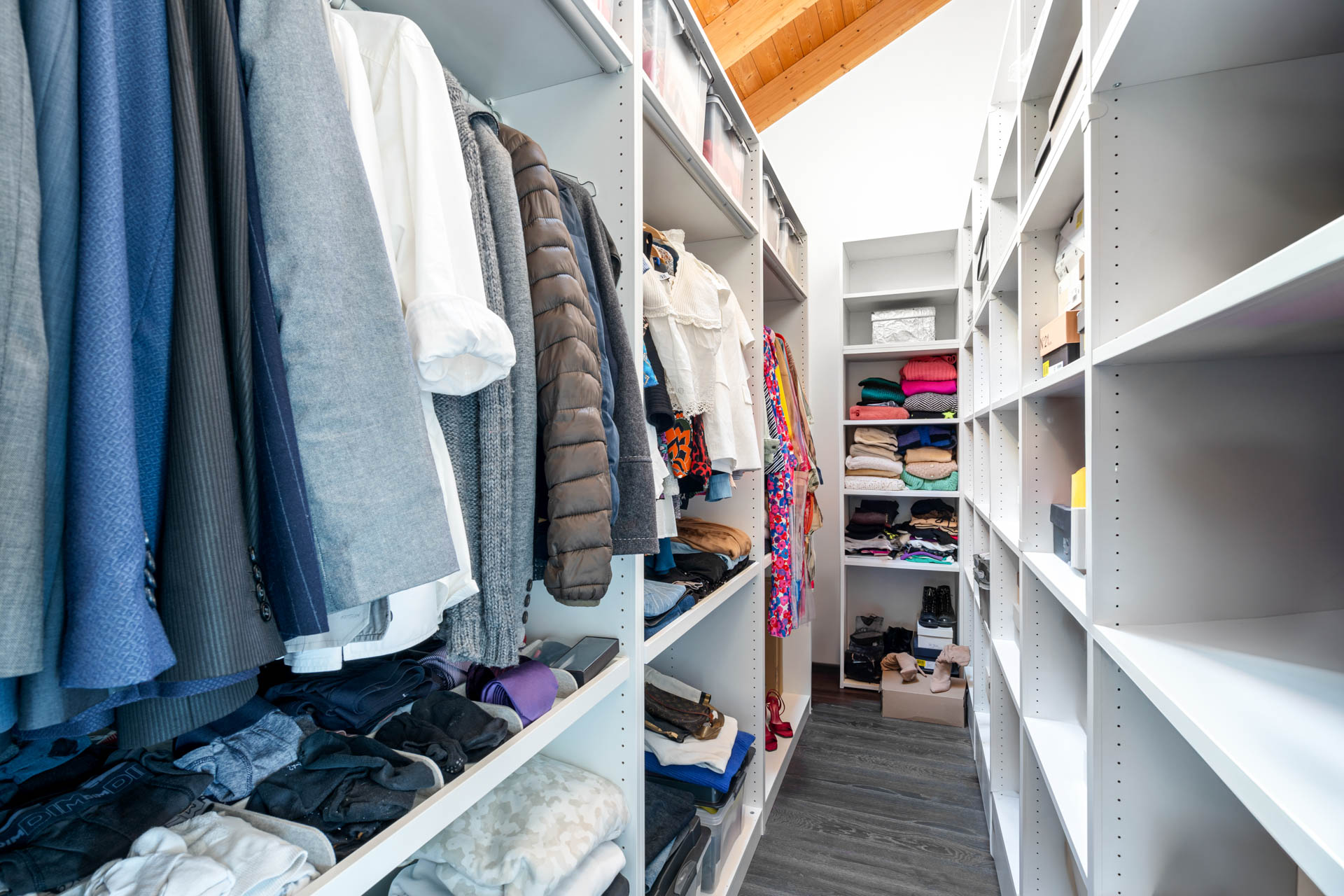 Dressing spacieux et aménagé avec nombreux rangements sous plafond cathédrale à St-Légier