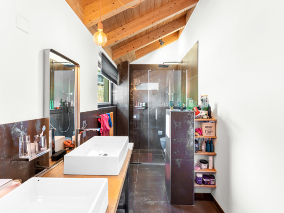 Salle de bains attenante à la chambre avec double vasque et douche à l’italienne à St-Légier