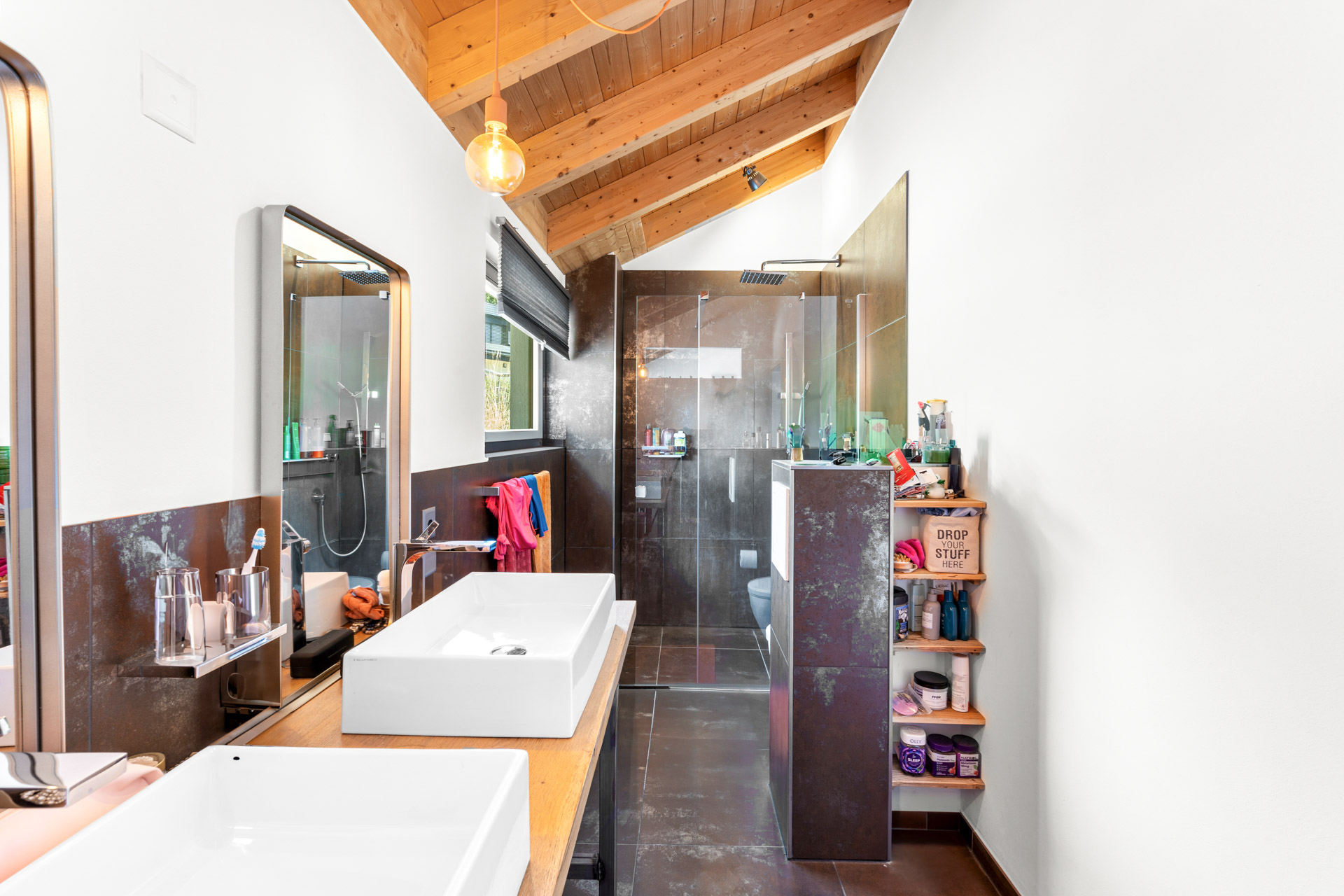 Salle de bains attenante à la chambre avec double vasque et douche à l’italienne à St-Légier