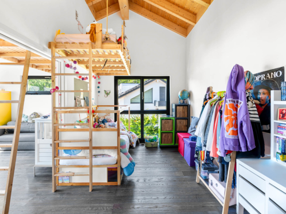 Chambre d’enfant avec mezzanine en bois, lit bas et rangements colorés à St-Légier