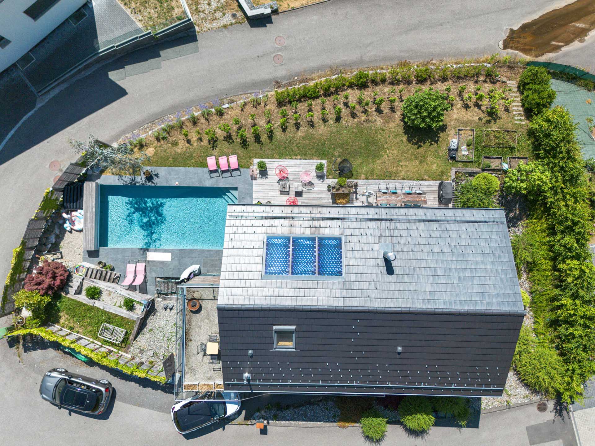 Vue aérienne complète de la maison, du terrain, de la piscine et des accès à St-Légier