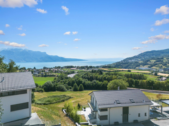 Vue dégagée sur le lac Léman, les vignes et la campagne depuis St-Légier