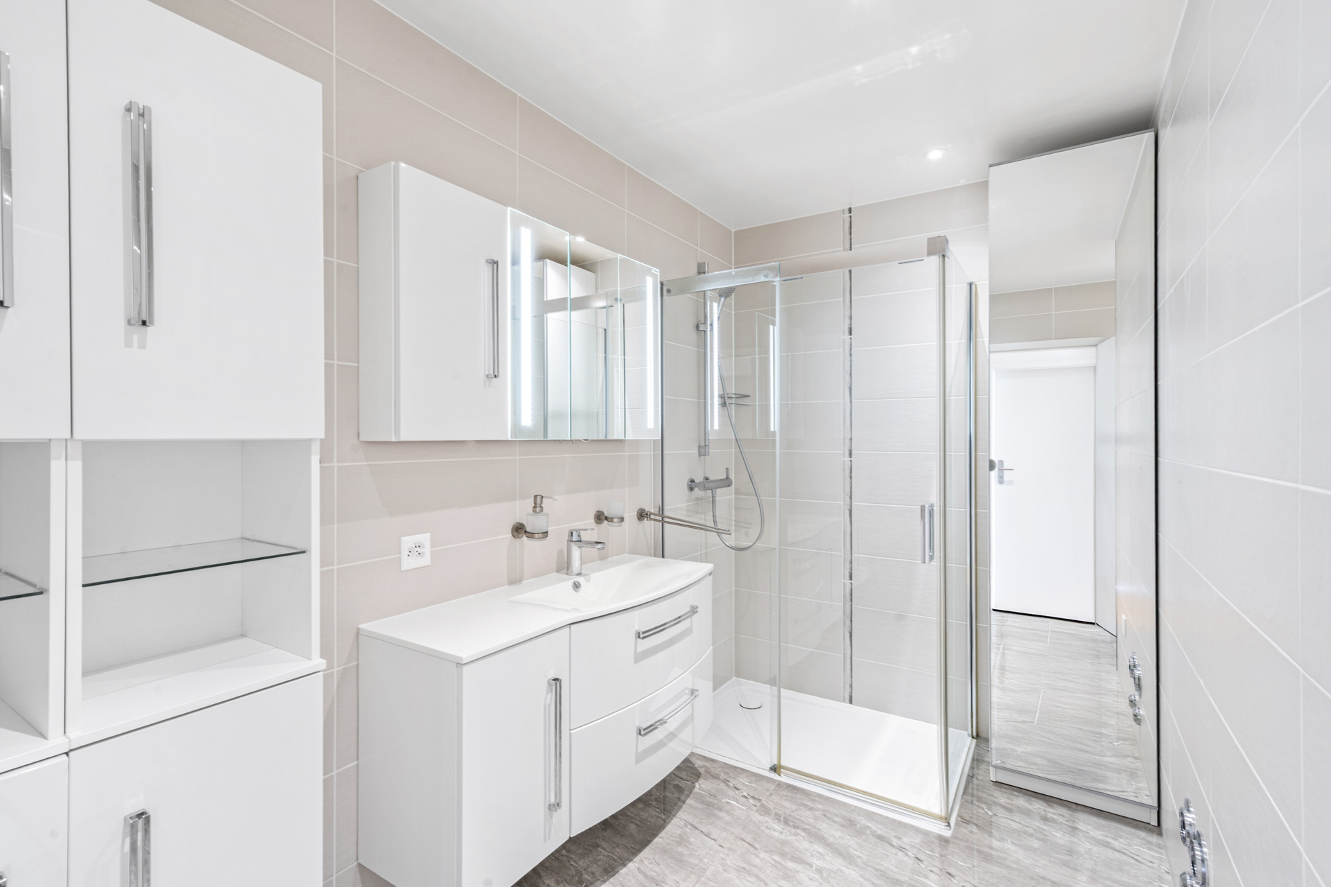 Deuxième salle de bains avec douche vitrée et meuble double vasque blanc