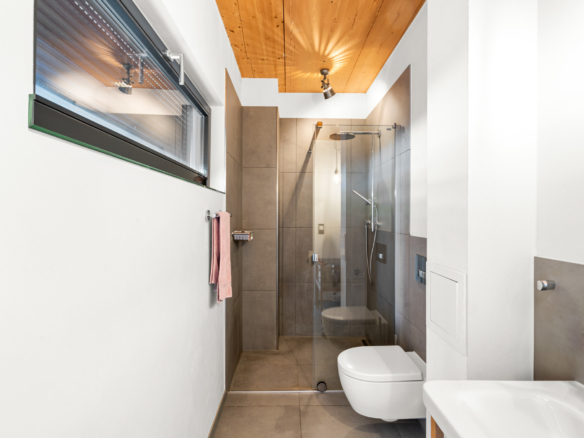 Salle de bains avec douche à l’italienne, WC suspendu et finitions modernes à St-Légier