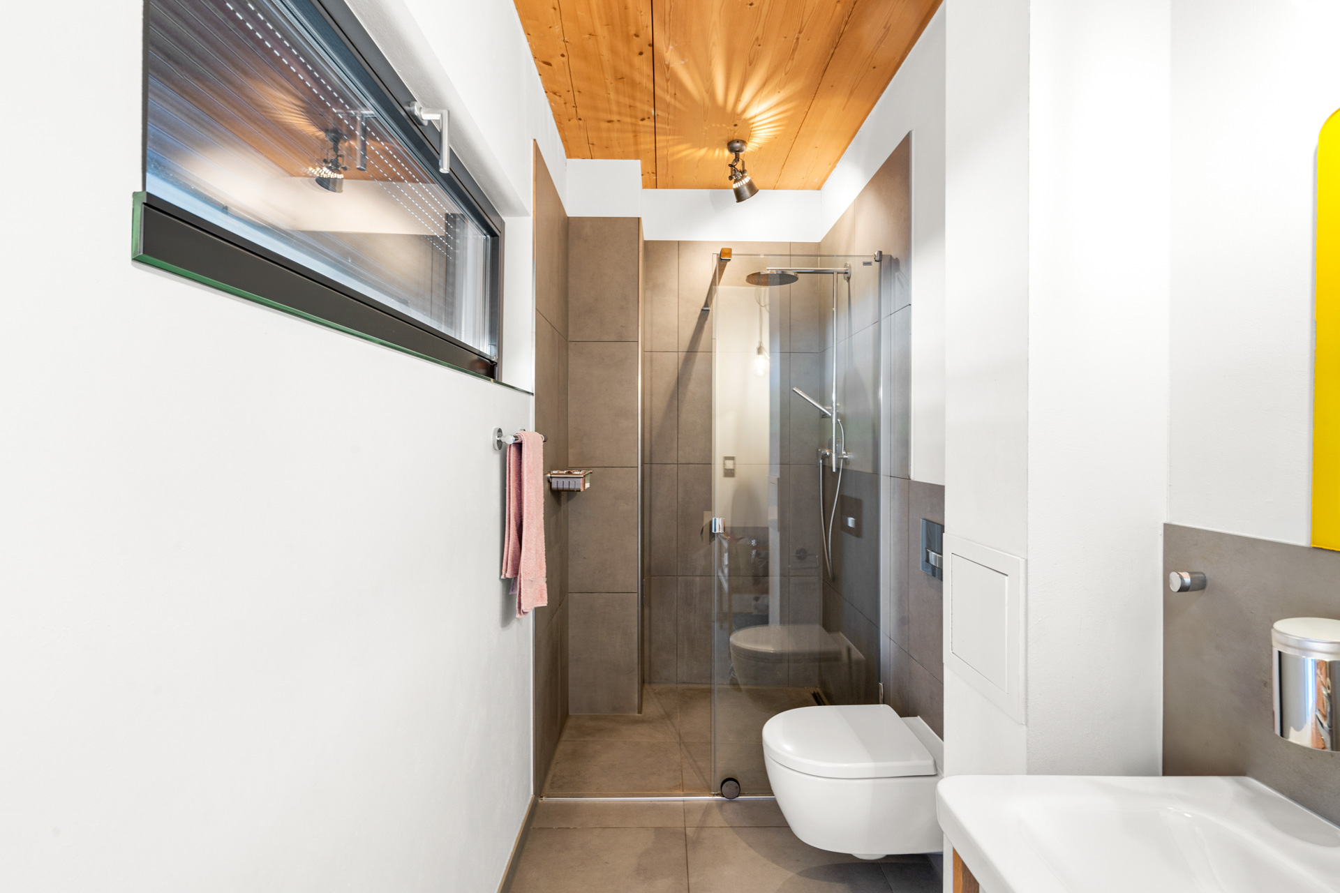 Salle de bains avec douche à l’italienne, WC suspendu et finitions modernes à St-Légier