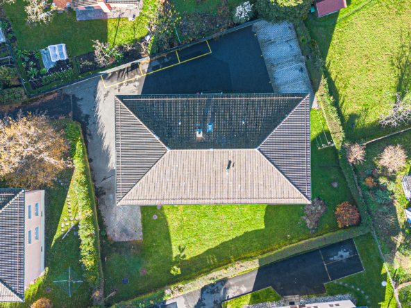 Vue aérienne d’un immeuble et de son terrain