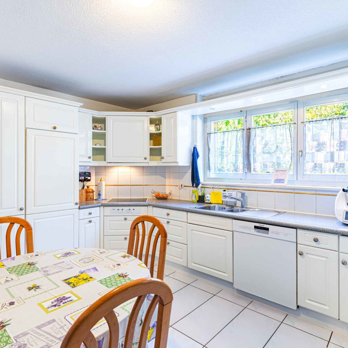 Cuisine spacieuse avec rangements intégrés