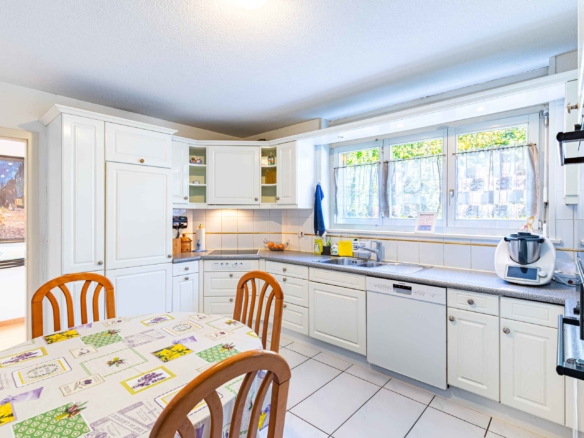 Cuisine spacieuse avec rangements intégrés