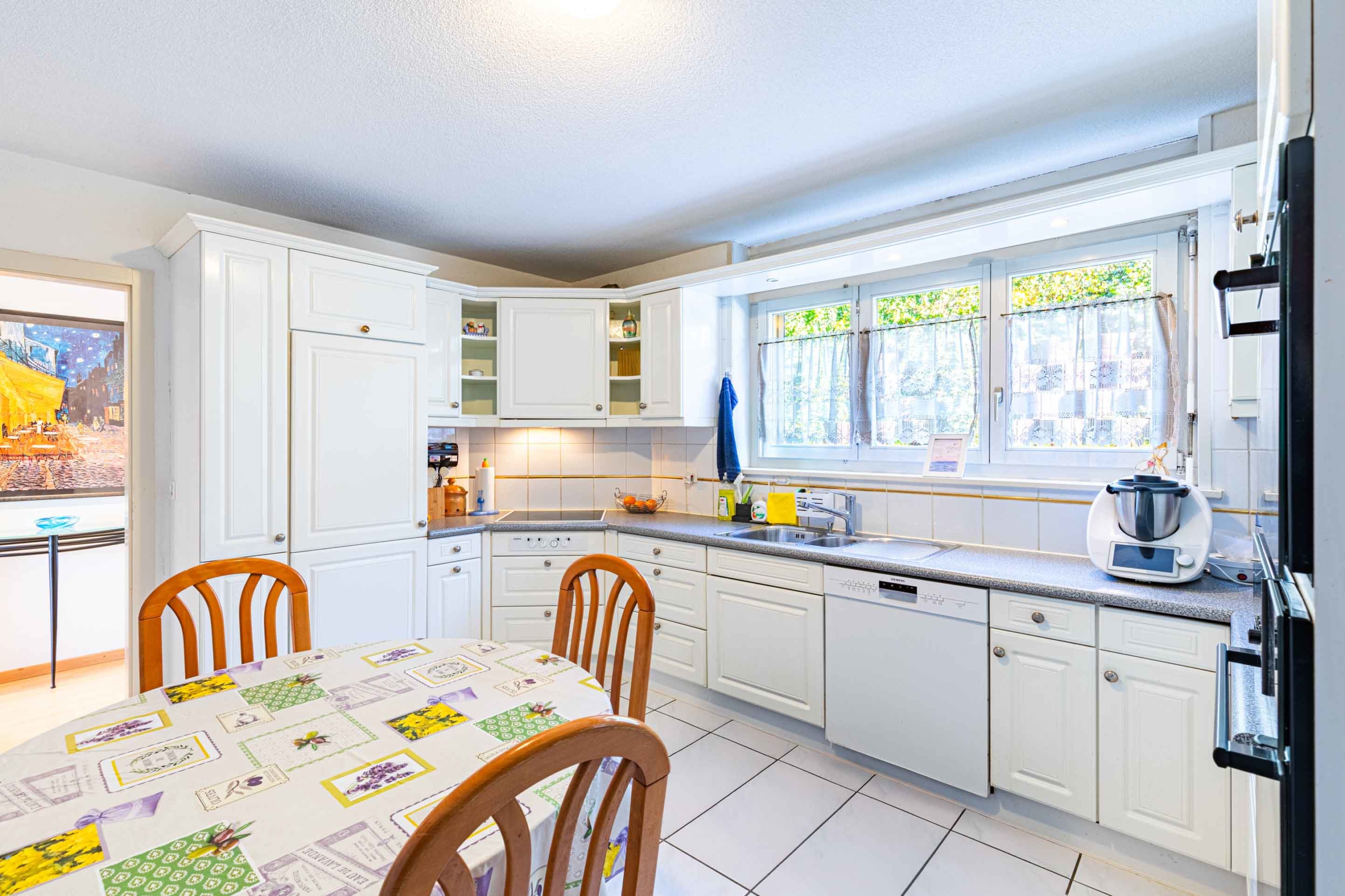 Cuisine spacieuse avec rangements intégrés