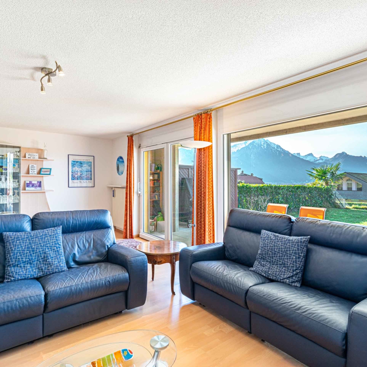 Salon avec accès direct au jardin et vue sur les montagnes