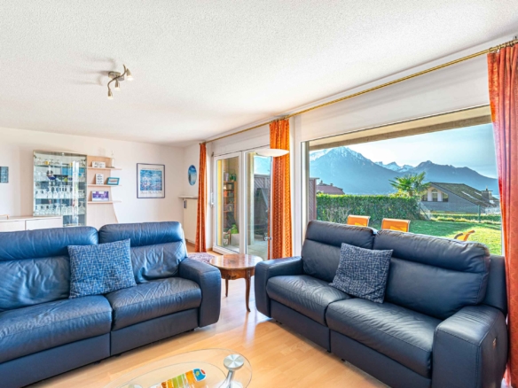 Salon avec accès direct au jardin et vue sur les montagnes