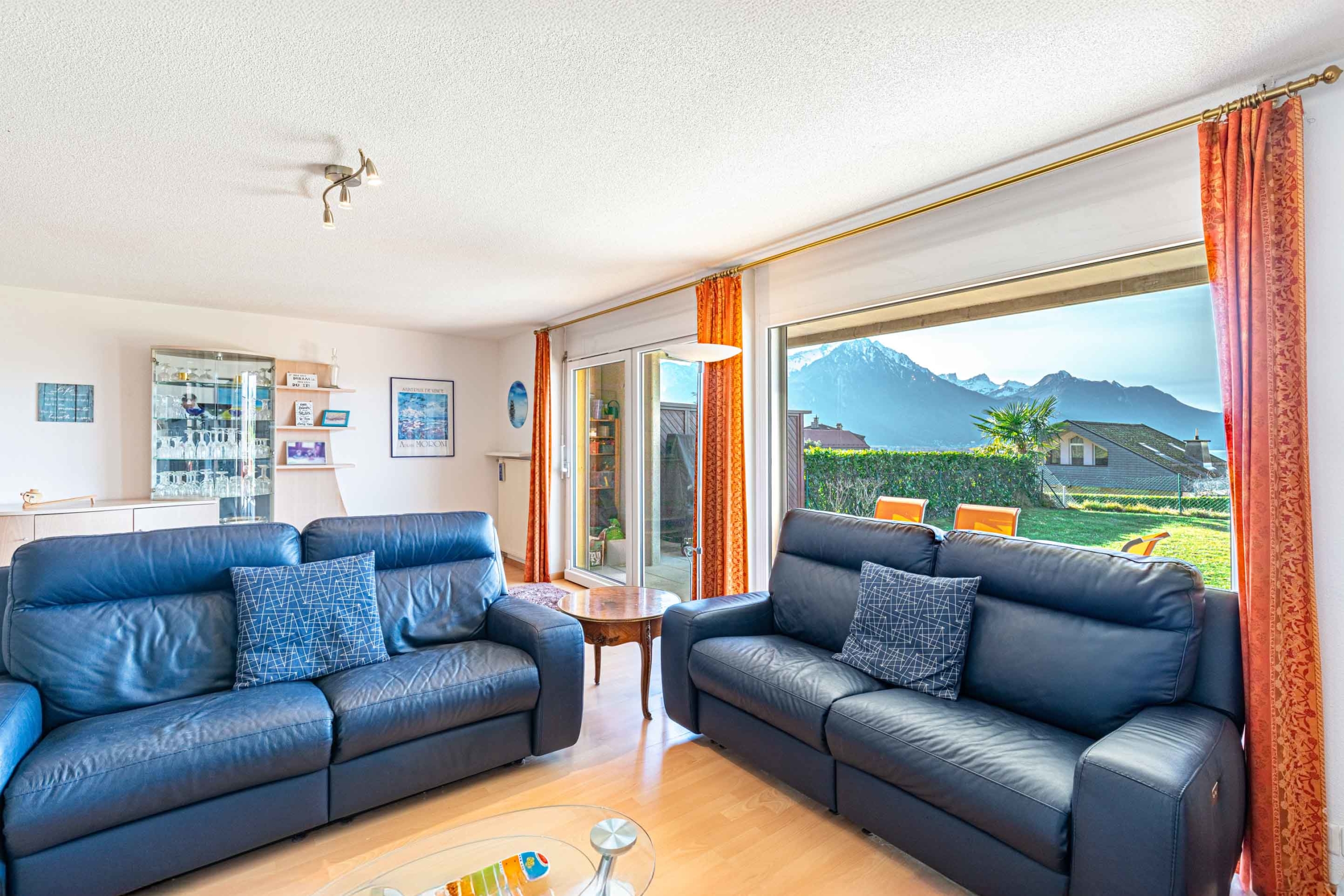 Salon avec accès direct au jardin et vue sur les montagnes