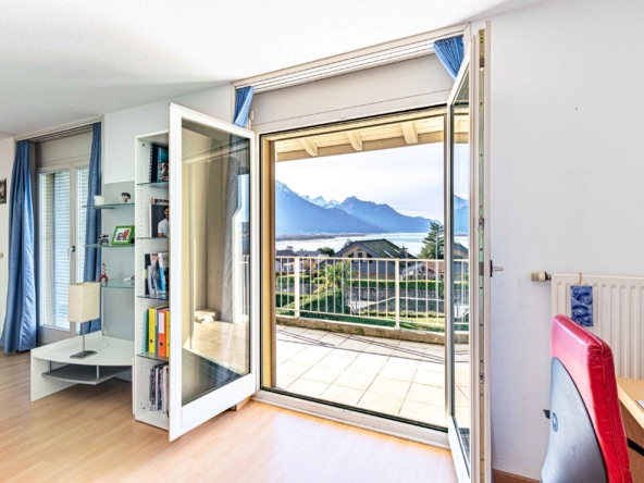 Espace bureau avec vue sur le lac