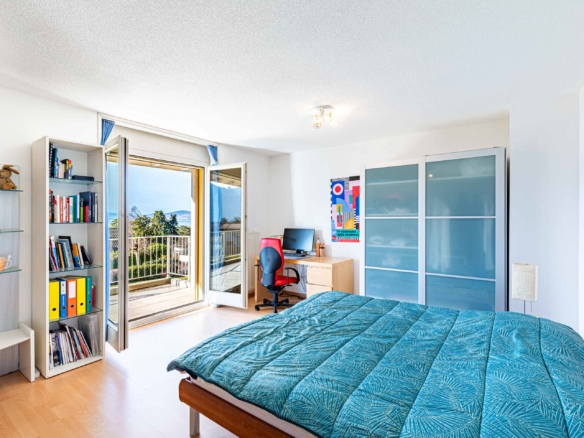 Chambre spacieuse avec vue sur le lac