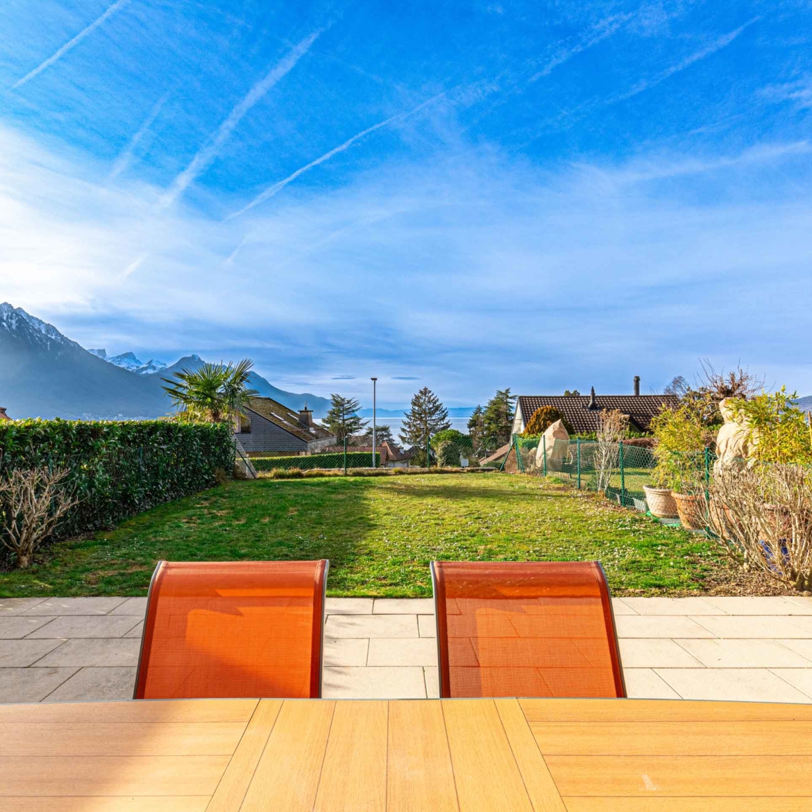 Terrasse ensoleillée avec jardin privé