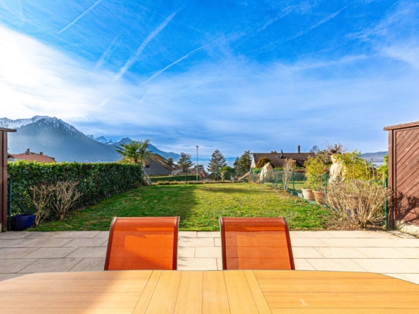 Terrasse avec jardin et vue sur les montagnes
