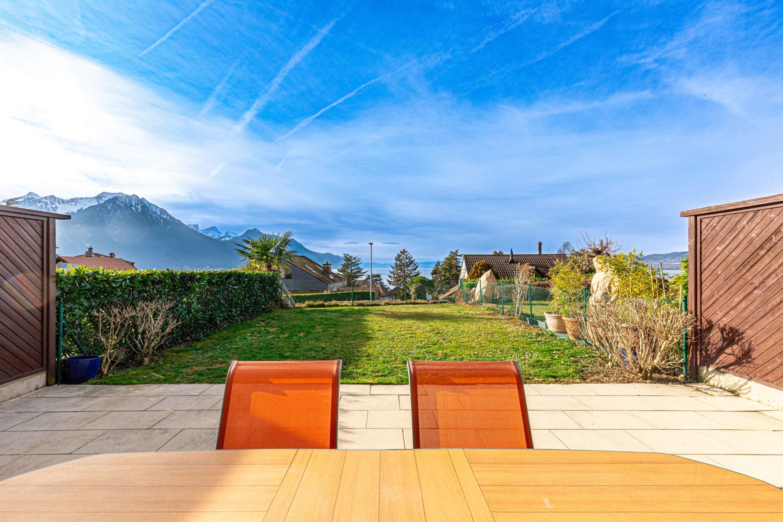 Terrasse ensoleillée avec jardin privé