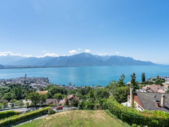 Vue plongeante sur Montreux et le Léman depuis un jardin en pente à Chernex