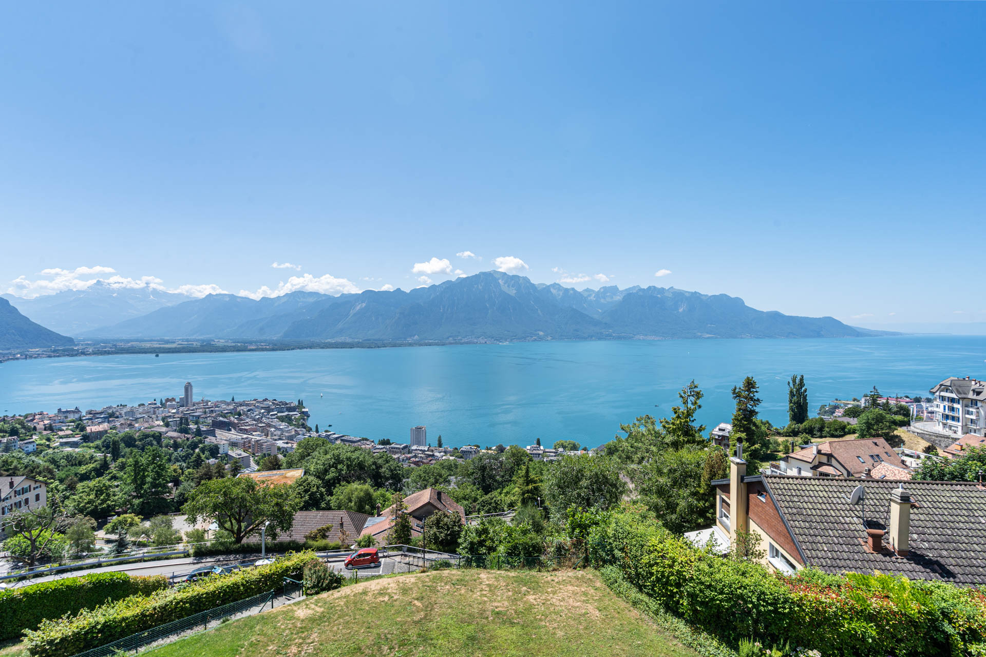 Vue plongeante sur Montreux et le Léman depuis un jardin en pente à Chernex