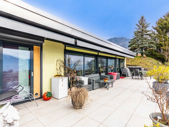 Un espace extérieur ensoleillé et panoramique
