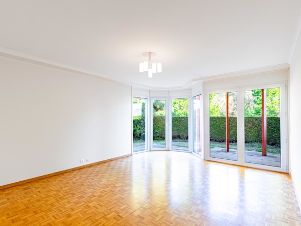 Grand salon avec parquet et accès extérieur