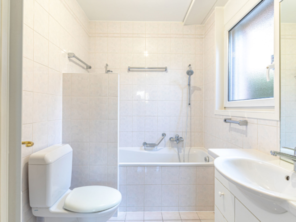 Salle de bains lumineuse avec baignoire