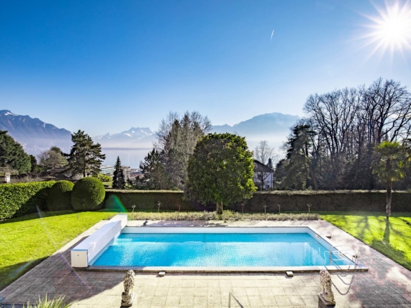 Piscine privée entourée d’un jardin paysager