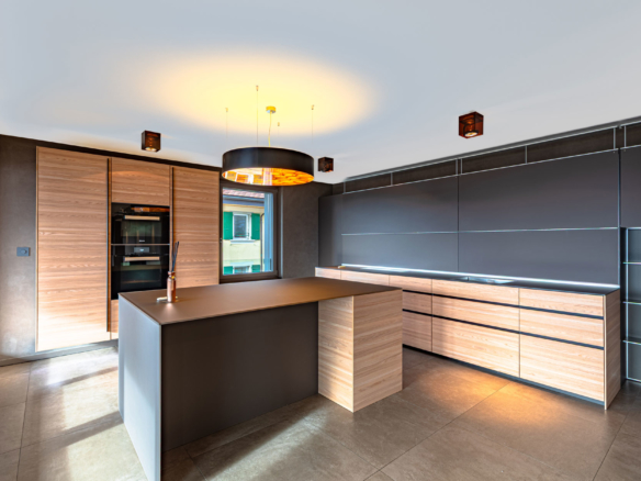 Cuisine moderne avec îlot central et placards en bois