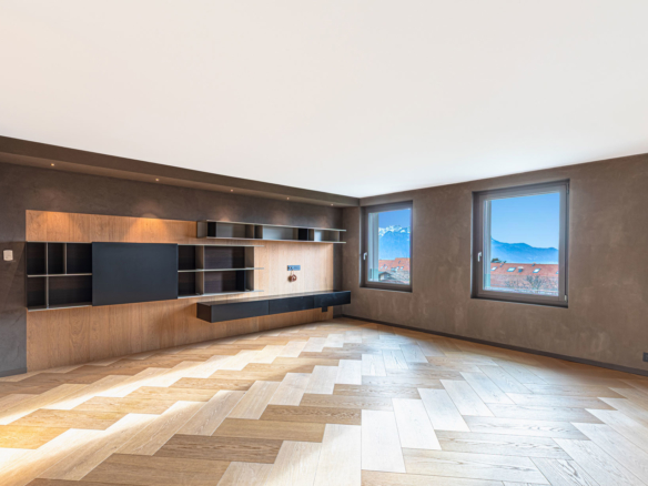 Salon spacieux avec parquet en chevron et vue dégagée