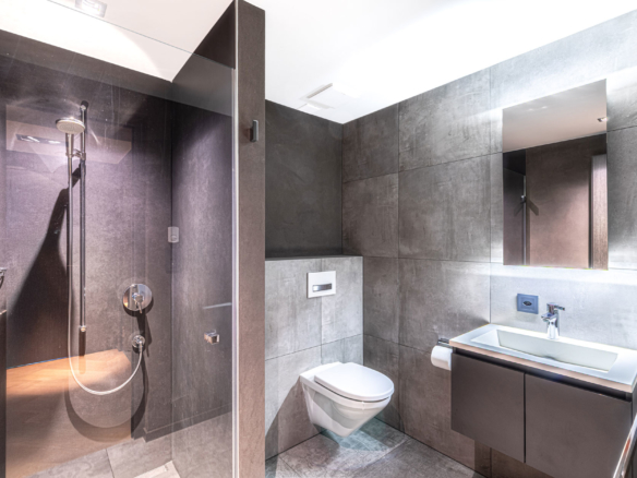 Salle de bain moderne avec douche italienne