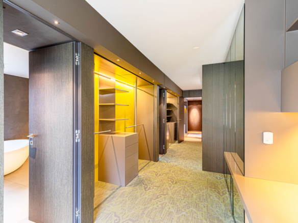Dressing avec éclairage intégré et mobilier sur mesure
