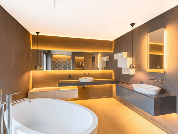 Salle de bain principale avec baignoire îlot et éclairage d’ambiance