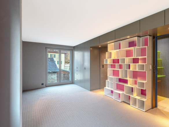 Chambre avec bibliothèque colorée et rangements intégrés